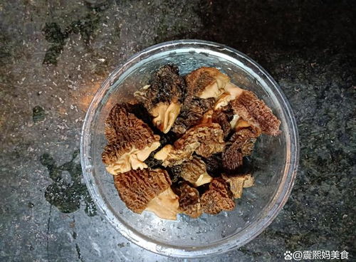 山珍入饌 羊肚菌黑皮雞樅菌燉雞湯的秋日養生雅韻